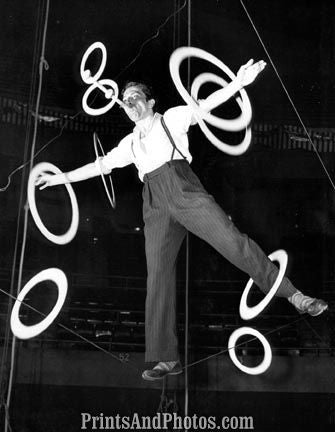 Trick Swinging Wire Artist 4985