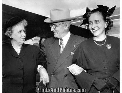 Pres. Mrs Truman & Margaret 18650