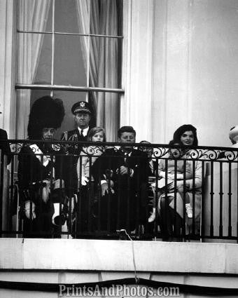 John F Kennedy Family & Guards  2834
