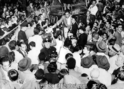 Boxing Fans Greet JOE LOUIS 3136 Boxing Fans Greet JOE LOUIS 3136