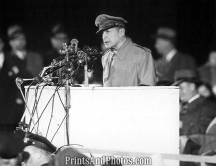 General Douglas McArthur 3352