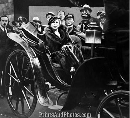 Mae West in Carriage 5314