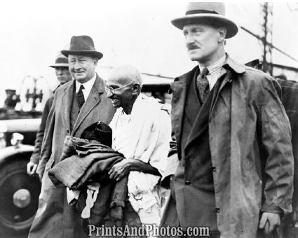 Mahatma Gandhi w/ Detectives  5315