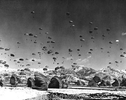 US ARMY Paratroopers in Flight  2346