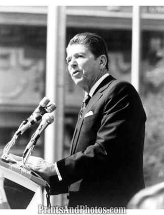 Ronald Reagan at Podium 6465