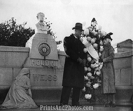 Beatrice Houdini at Grave  6664